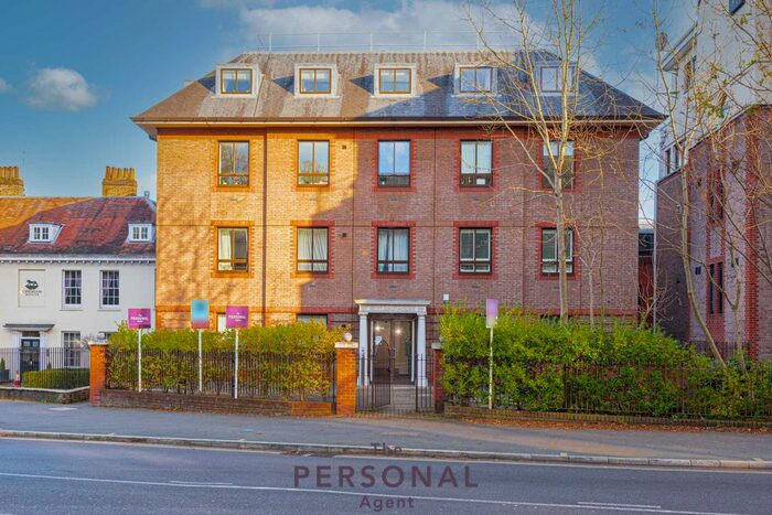 2 Bedroom Flat To Rent In South Street, Epsom, KT18