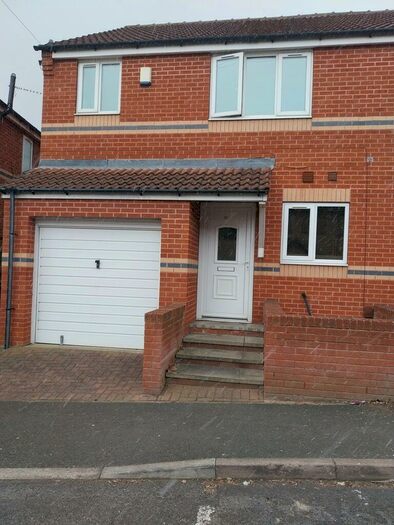 3 Bedroom Semi-Detached House To Rent In Kimberworth Park Road, Kimberworth, S61