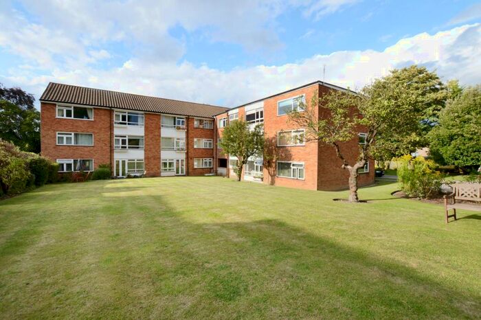 2 Bedroom Apartment To Rent In Boston Court, Christchurch Park, Sutton, Surrey, SM2