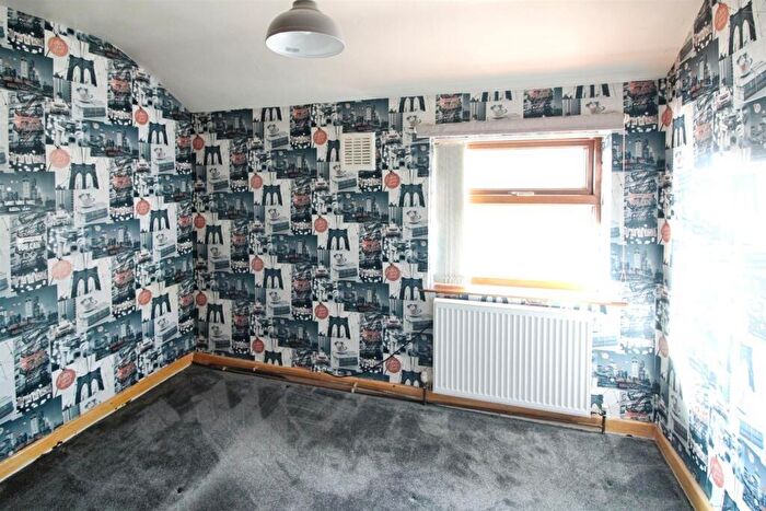 3 Bedroom End Of Terrace House For Sale In Crescent Avenue, Rothwell, Leeds, LS26