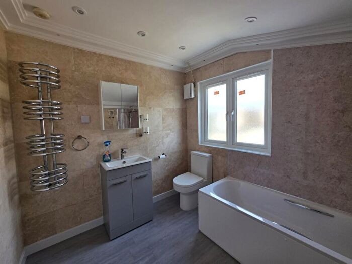 4 Bedroom House To Rent In Henley Road, Ilford, IG1
