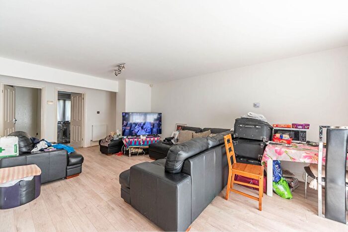 3 Bedroom Flat For Sale In Daneglen Court, Stanmore, HA7