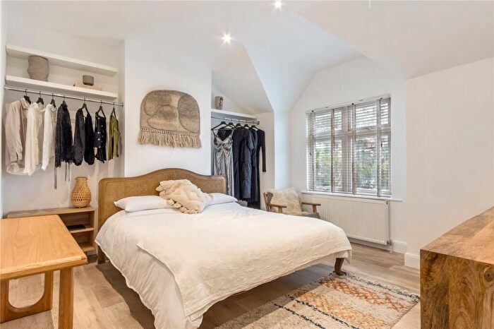 3 Bedroom Maisonette For Sale In Brunswick Park Road, London, N11