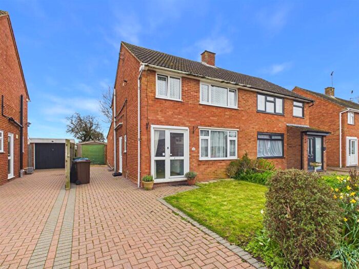 3 Bedroom Semi Detached House For Sale In Finmere Crescent, Bedgrove, Aylesbury, HP21