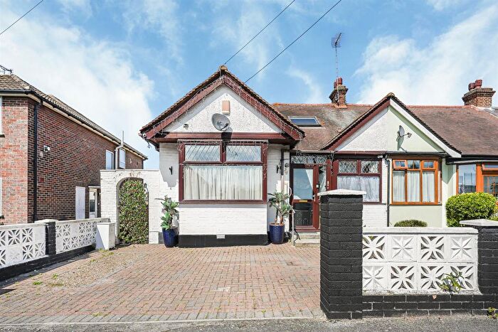3 Bedroom Semi Detached Bungalow For Sale In College Gardens, North Chingford, E4