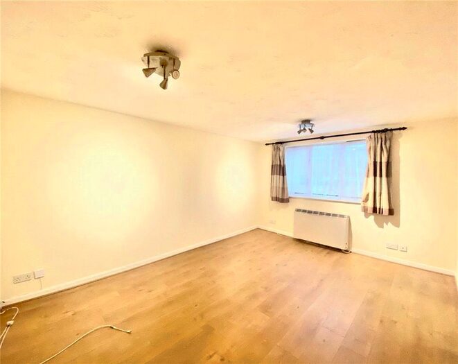 2 Bedroom Flat To Rent In Varsity Drive, Twickenham, TW1