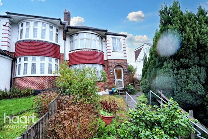 3 Bedroom End Of Terrace House For Sale In Chase Road, London, N14