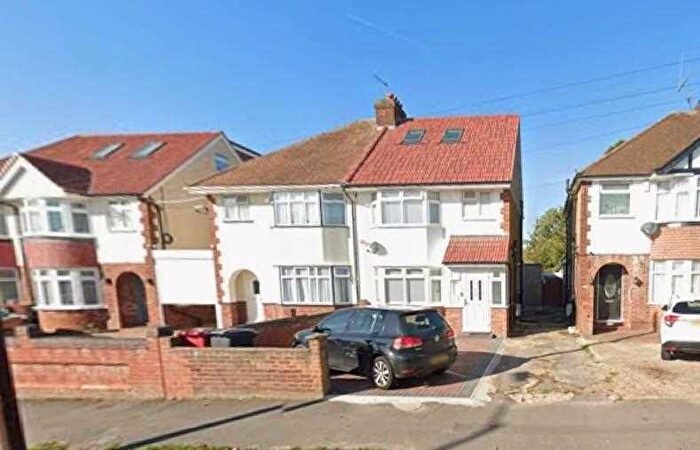 4 Bedroom Semi-Detached House For Sale In Stoke Poges Lane, Slough, SL1