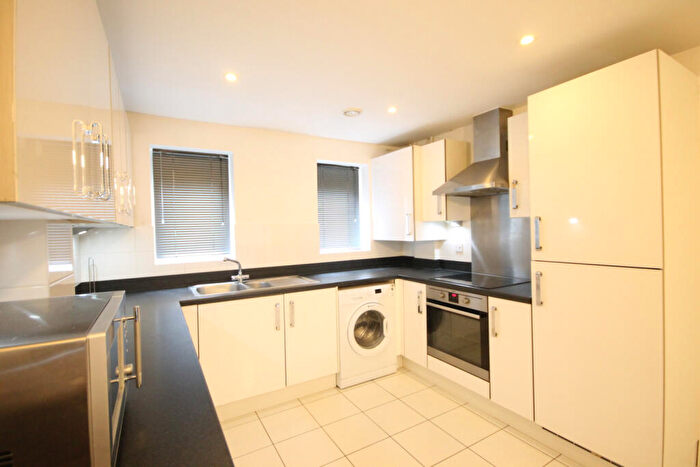 2 Bedroom Flat To Rent In Chadwick Road, Slough, SL3