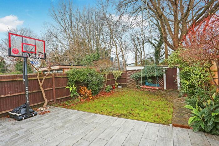 2 Bedroom Detached House For Sale In Hamilton Avenue, Cheam, Sutton, SM3