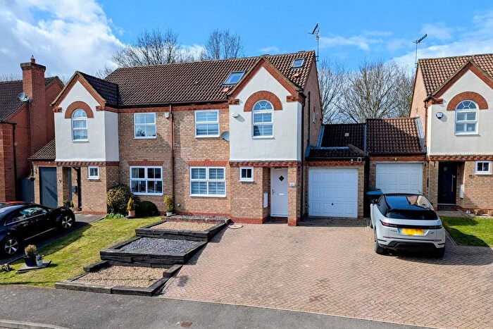 4 Bedroom Semi Detached House For Sale In Larkspur Close Fields End, Hemel Hempstead, HP1