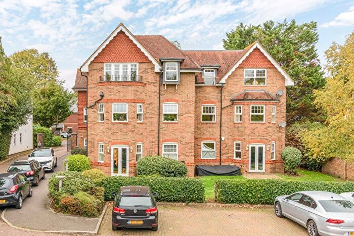 2 Bedroom Flat For Sale In Ashley Road, Walton-On-Thames, KT12