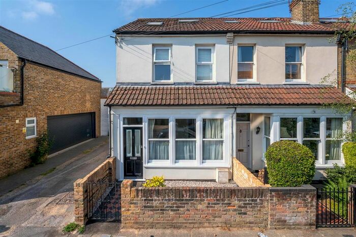 2 Bedroom Flat To Rent In Holly Road, Hampton Hill, Hampton, TW12