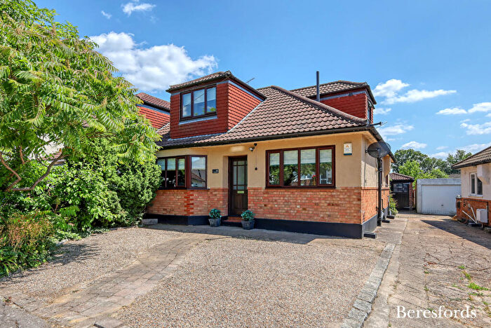 3 Bedroom Semi-Detached House For Sale In Ridgeway, Ingatestone, CM4