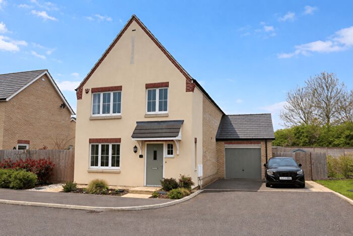 4 Bedroom Detached House For Sale In Turnpike Grove, Henlow, SG16