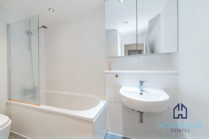 2 Bedroom Flat To Rent In Roman Road, London, E2