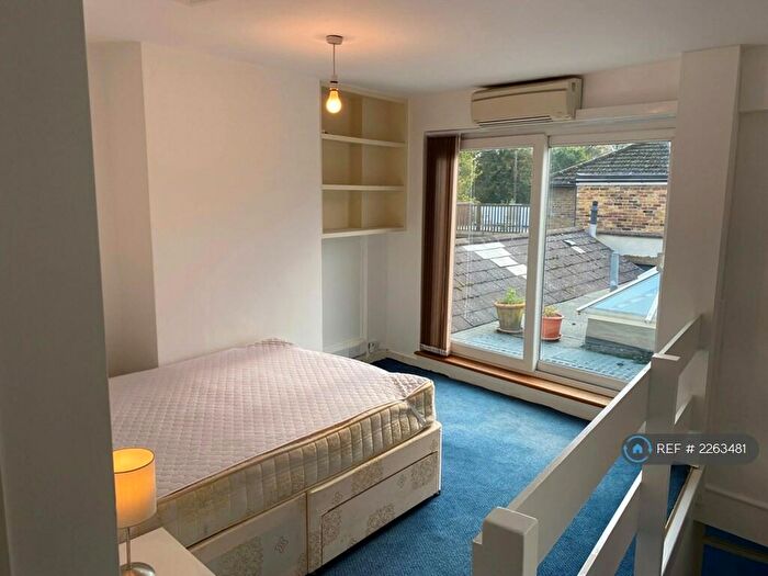 1 Bedroom Flat To Rent In Queens Road, Hersham, Walton-On-Thames, KT12