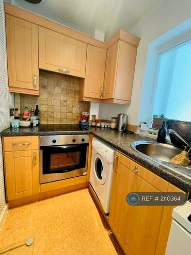 2 Bedroom Flat To Rent In Buckingham Place, Bristol, BS8