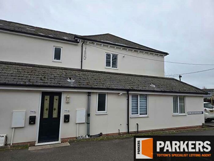 2 Bedroom Flat To Rent In South Street, Hythe, SO45