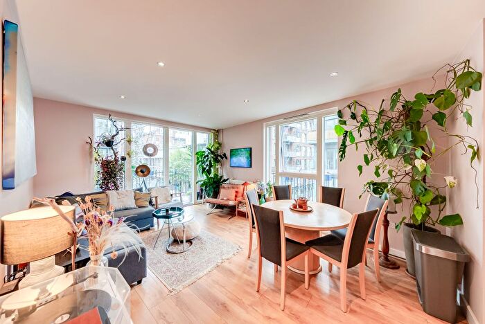 2 Bedroom Flat For Sale In Whiston Road, London, E2