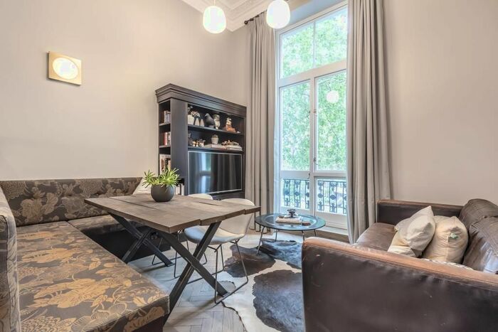 2 Bedroom Flat To Rent In Gloucester Gardens, Bayswater, W2