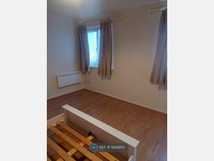 1 Bedroom Flat To Rent In Nora Court, Chatham, ME4