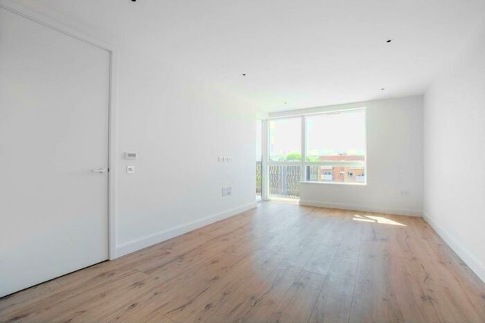2 Bedroom Apartment To Rent In High Street, Hornsey, London, N8