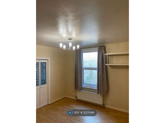 2 Bedroom Flat To Rent In Leverson Street, London, SW16