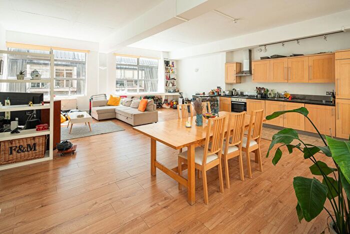 3 Bedroom Flat To Rent In Crescent Row, London, EC1Y