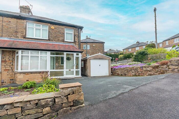 3 Bedroom Semi Detached House For Sale In Woodlands Grove, Bingley, West Yorkshire, BD16