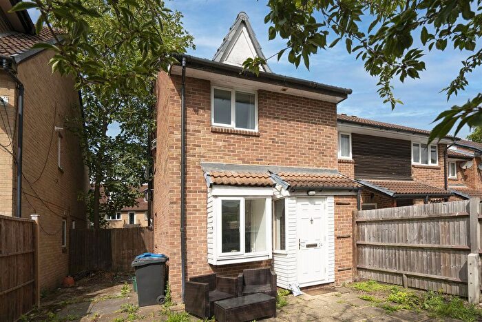 1 Bedroom End Of Terrace House For Sale In Sutherland Drive, Colliers Wood, SW19