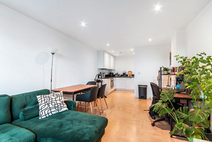 2 Bedroom Flat To Rent In Putney Hill, Putney, London, SW15