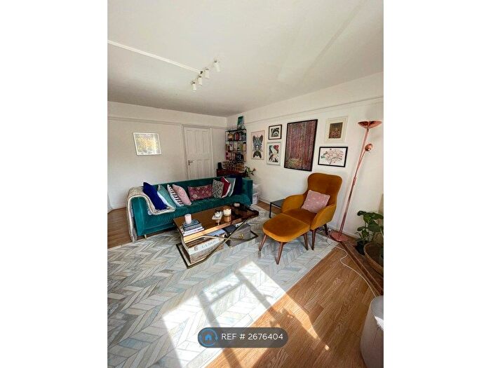 3 Bedroom Flat To Rent In Charles Rowan House, London, WC1X