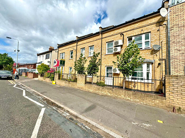 2 Bedroom Apartment For Sale In Regency Court, London, E11