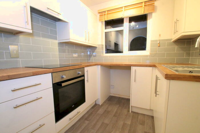 2 Bedroom Apartment To Rent In Oak Apple Court, Lee, SE12