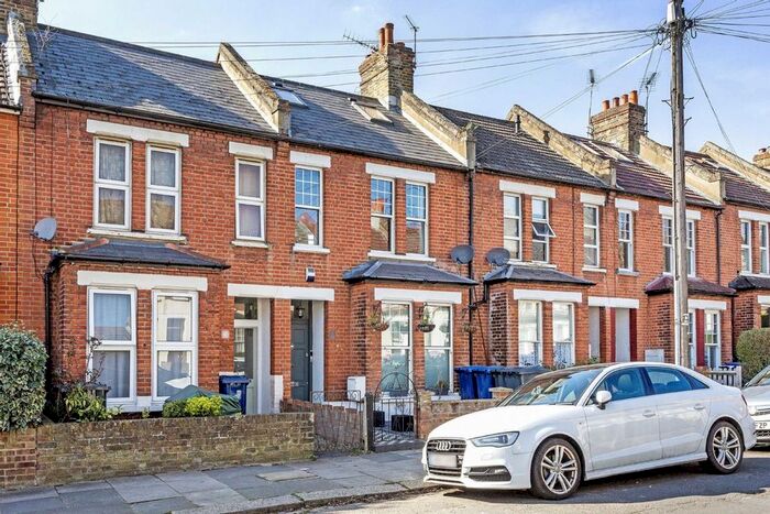 3 Bedroom Flat To Rent In Connaught Road, London, W13