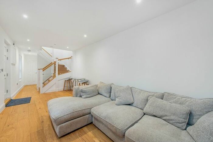 3 Bedroom Flat To Rent In Chapel Side, Moscow Road, London W2