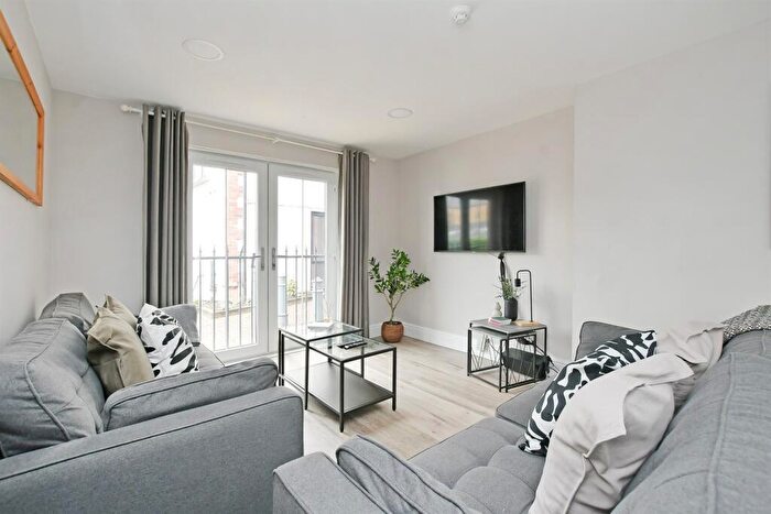 5 Bedroom Apartment To Rent In Broomhall Street, Broomhall, S3