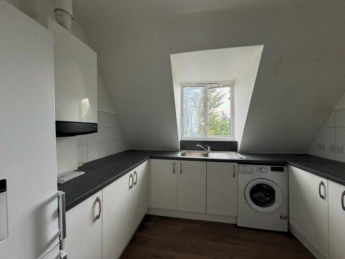 2 Bedroom Flat To Rent In Green Avenue, Mill Hill, NW7