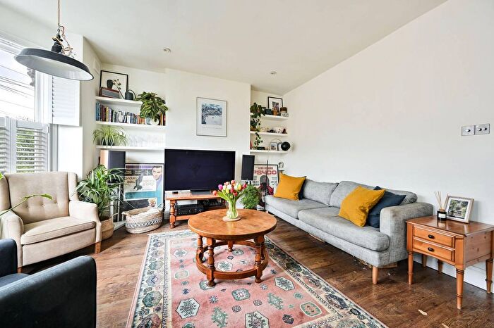 3 Bedroom Flat To Rent In Hadyn Park Road, Wendell Park, London, W12