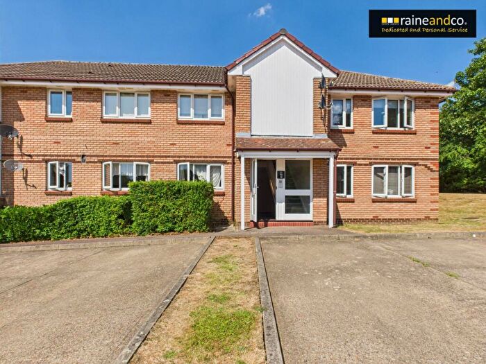 2 Bedroom Flat For Sale In Bornedene, Potters Bar, EN6
