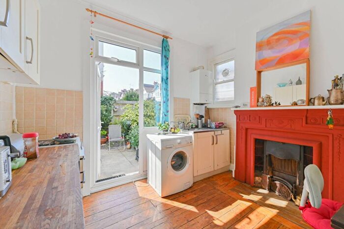 2 Bedroom Maisonette For Sale In Dumbarton, Brixton Hill, London, SW2