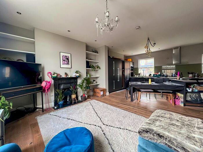 3 Bedroom Flat To Rent In Mortimer Road, London, N1