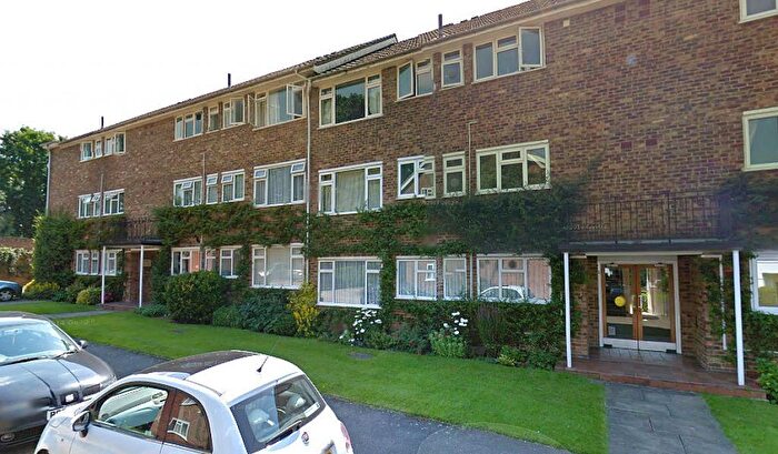 2 Bedroom Flat To Rent In Lindfield Gardens, Guildford, Surrey, GU1