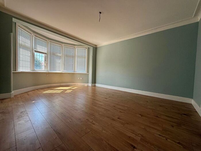 3 Bedroom Flat To Rent In Bourne Hill, London, N13