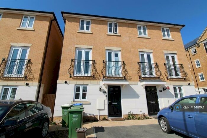 4 Bedroom Semi-Detached House To Rent In Slade Green Road, Erith, DA8