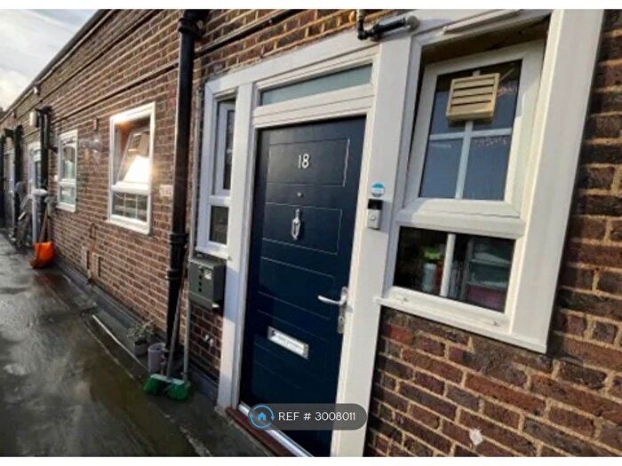 2 Bedroom Flat To Rent In Colchester House, London, SW8