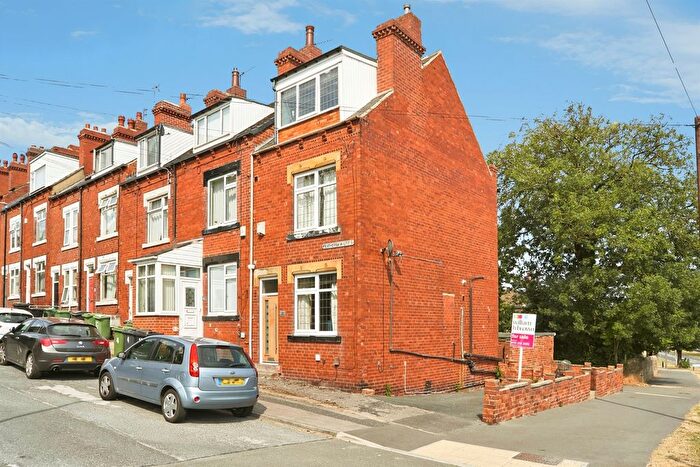 4 Bedroom End Terrace House For Sale In Featherbank Grove, Horsforth, Leeds, LS18