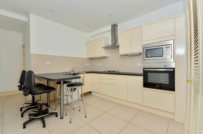 3 Bedroom Flat To Rent In Fulham Road, Chelsea, London, SW10