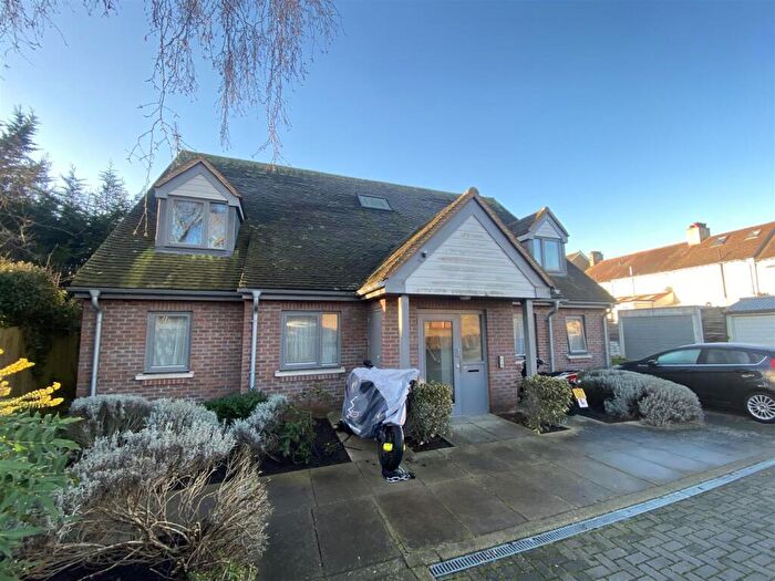 1 Bedroom Flat To Rent In Large Studio - Woodside Avenue, SE25